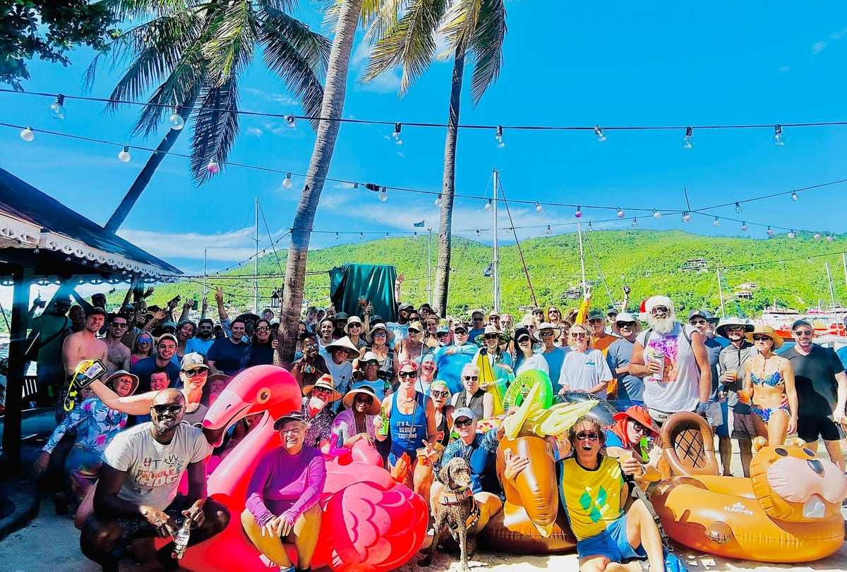 Teluk berpasir dan perahu di pulau Bequia, Saint Vincent dan Grenadine