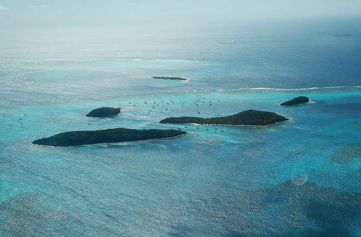Pulau karang dan air biru di Tobago Cays