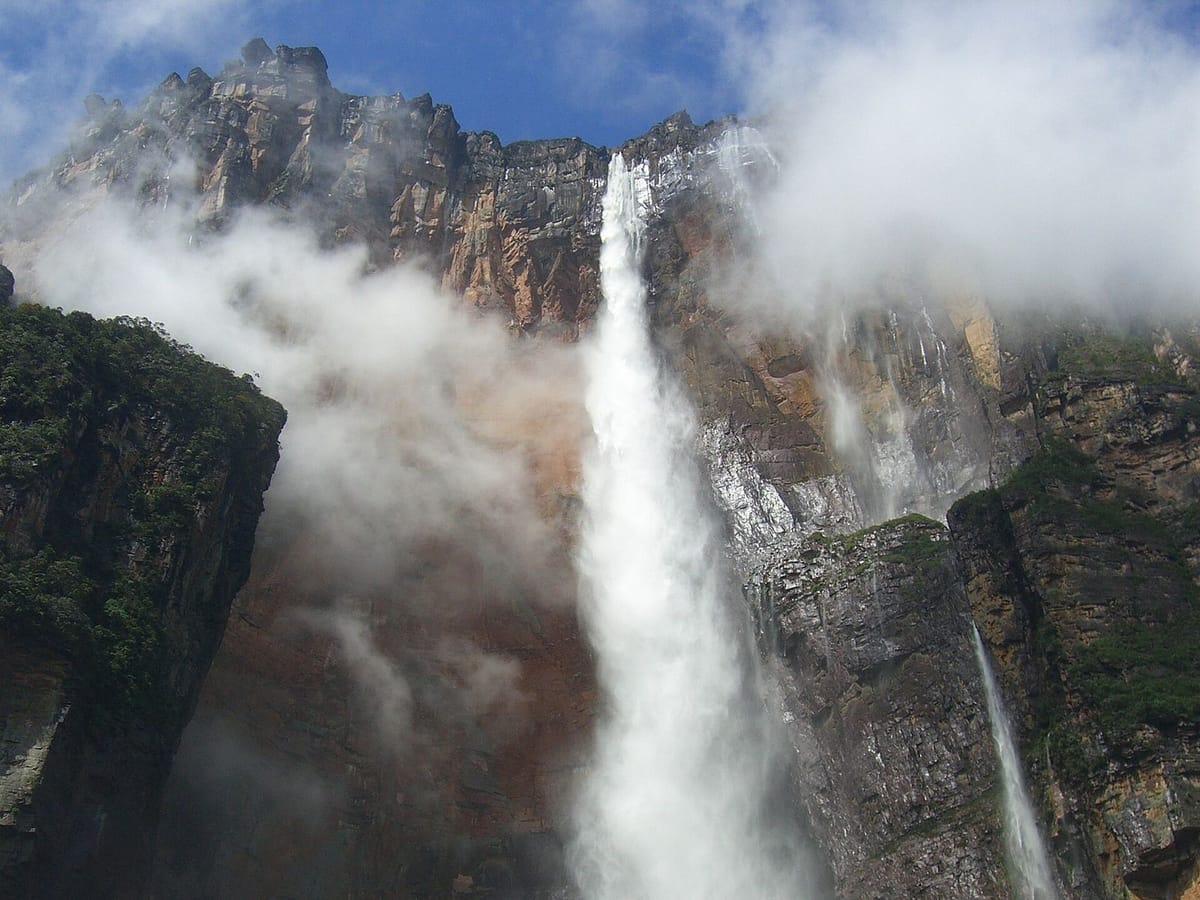 Air terjun Angel jatuh dari tebing Auyán-tepui di Canaima