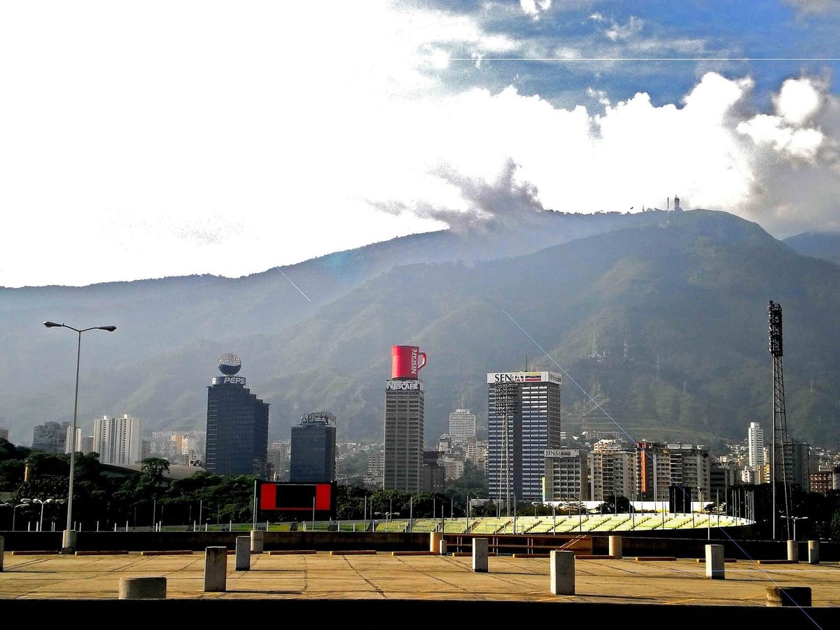 Garis cakrawala Caracas dengan latar pegunungan Ávila
