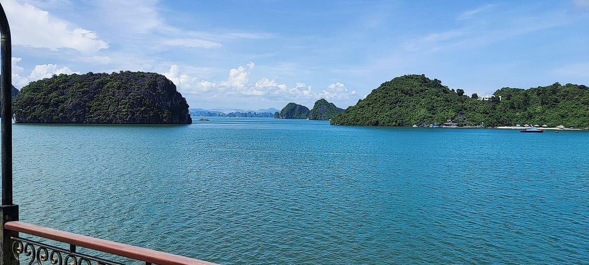 Pulau batu kapur di Teluk Ha Long, Vietnam
