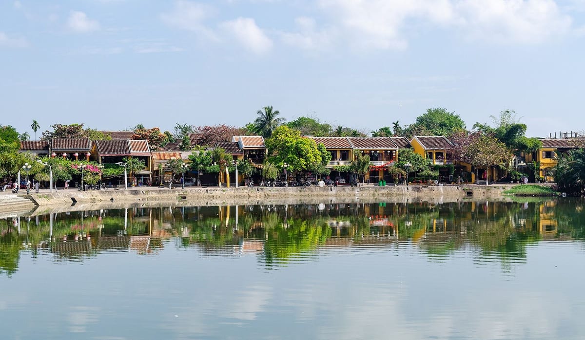Rumah kuning dan jalan sempit di Kota Kuno Hoi An
