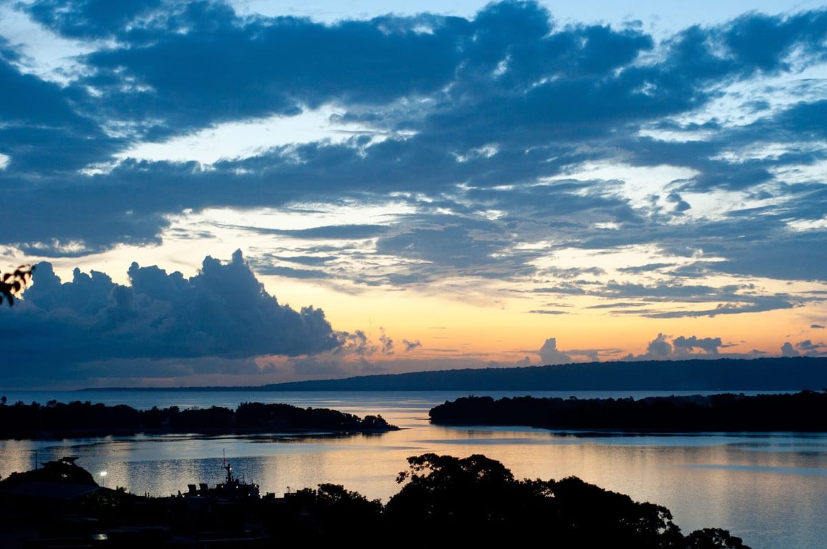 Pelabuhan Port Vila dengan perahu dan pulau di seberang