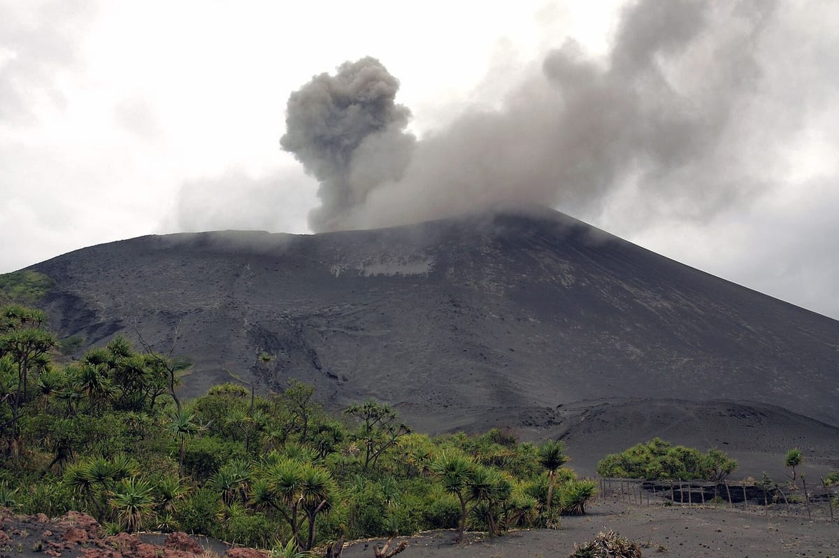 Letusan Gunung Yasur di Pulau Tanna, Vanuatu