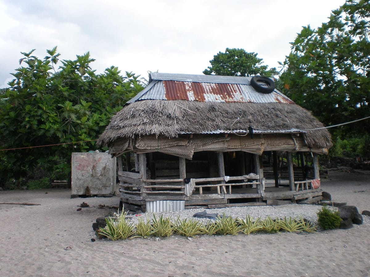 Fale Samoa beratap jerami di desa Falealupo