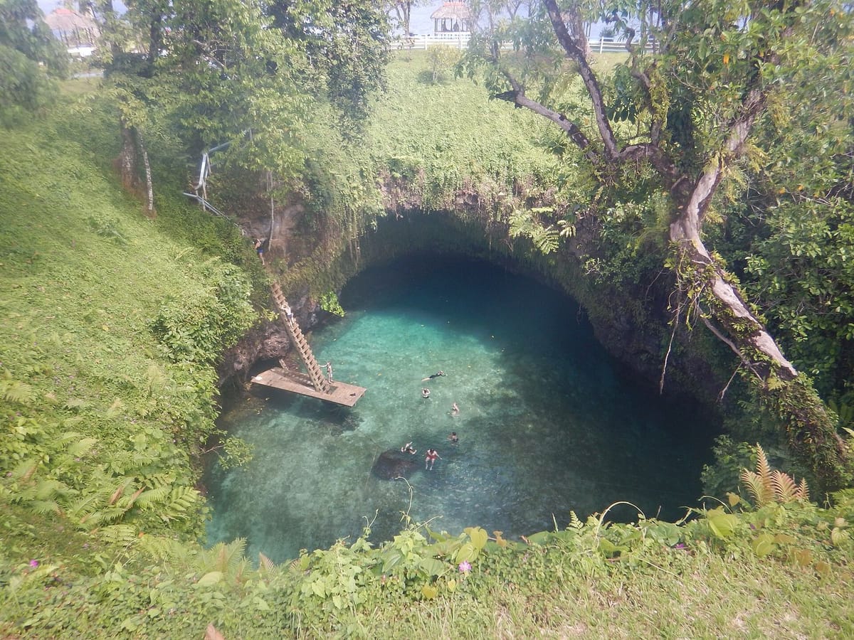 Kolam To Sua yang terbentuk di lubang lava dekat pantai