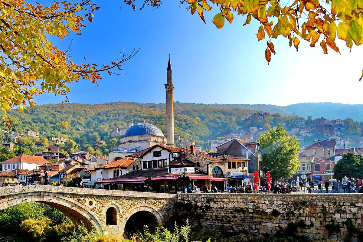 Jembatan batu dan masjid di kota tua Prizren