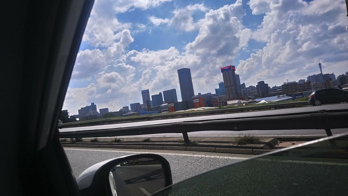 Garis cakrawala Johannesburg dengan menara dan gedung tinggi