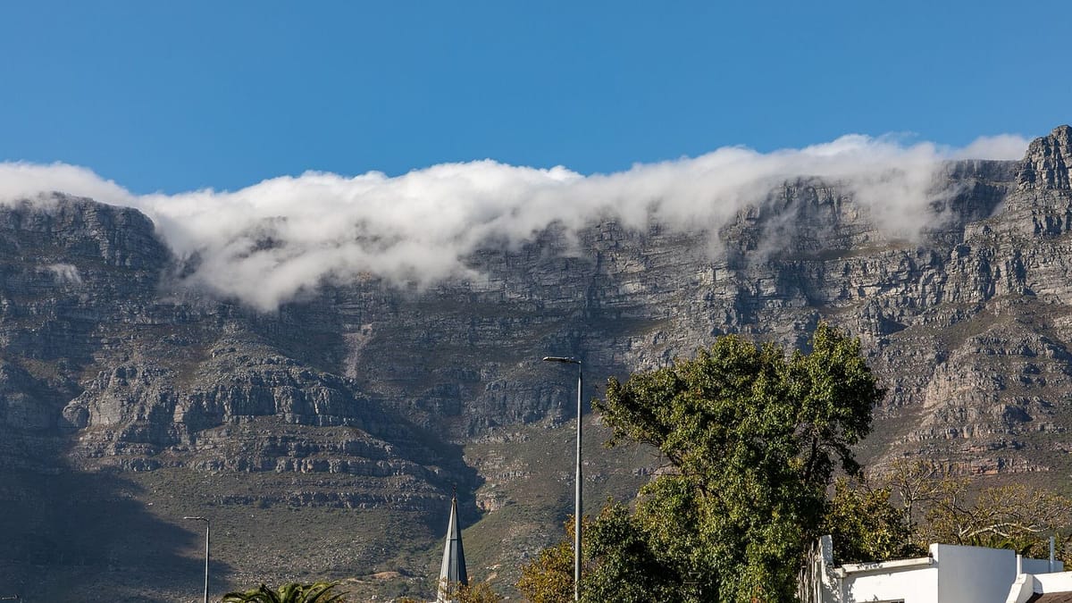 Table Mountain menjulang di belakang Kota Cape Town