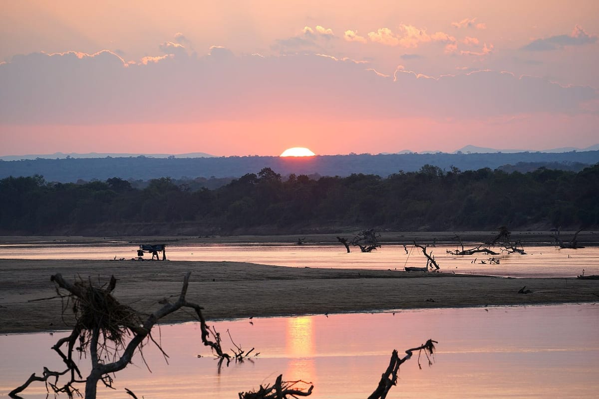 Matahari terbenam di atas Sungai Luangwa di Taman Nasional South Luangwa