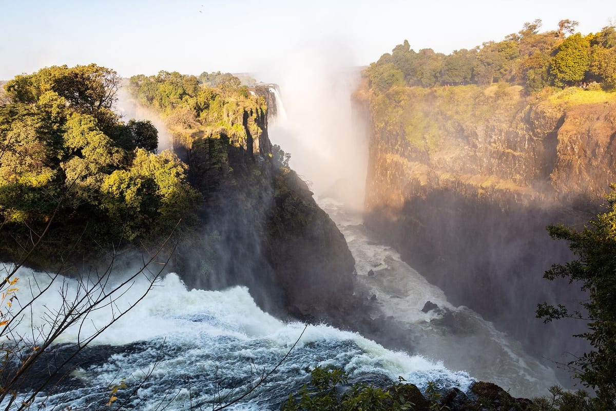 Tirai air kabut di Air Terjun Victoria dari sisi Zambia