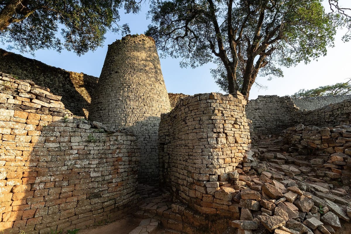 Menara kerucut dari batu tanpa mortar di Kompleks Besar Great Zimbabwe